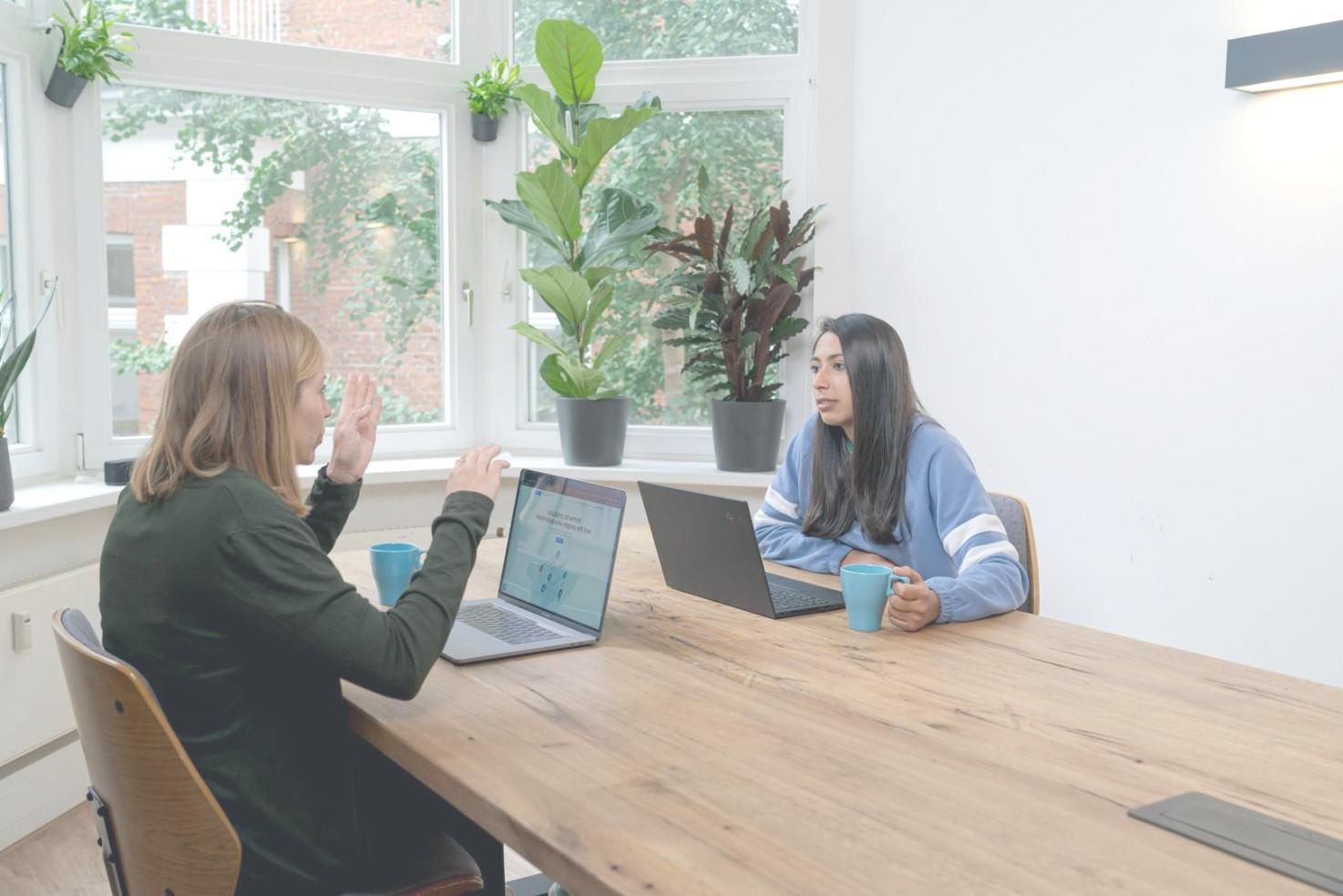Entrepreneur analysant des données financières sur son ordinateur portable